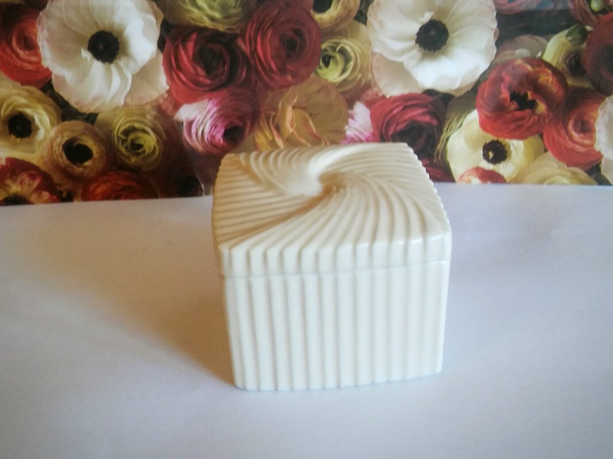 Abatevintage's tweet image. Vintage Avon Porcelain Ivory Trinket Box etsy.me/296Bg3h #Etsy #IvoryBox