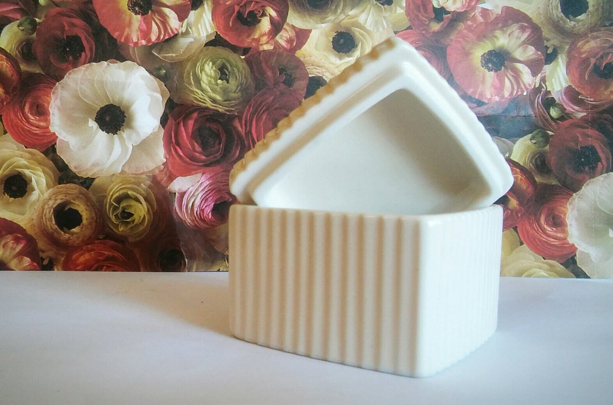 Abatevintage's tweet image. Vintage Avon Porcelain Ivory Trinket Box etsy.me/296Bg3h #Etsy #IvoryBox