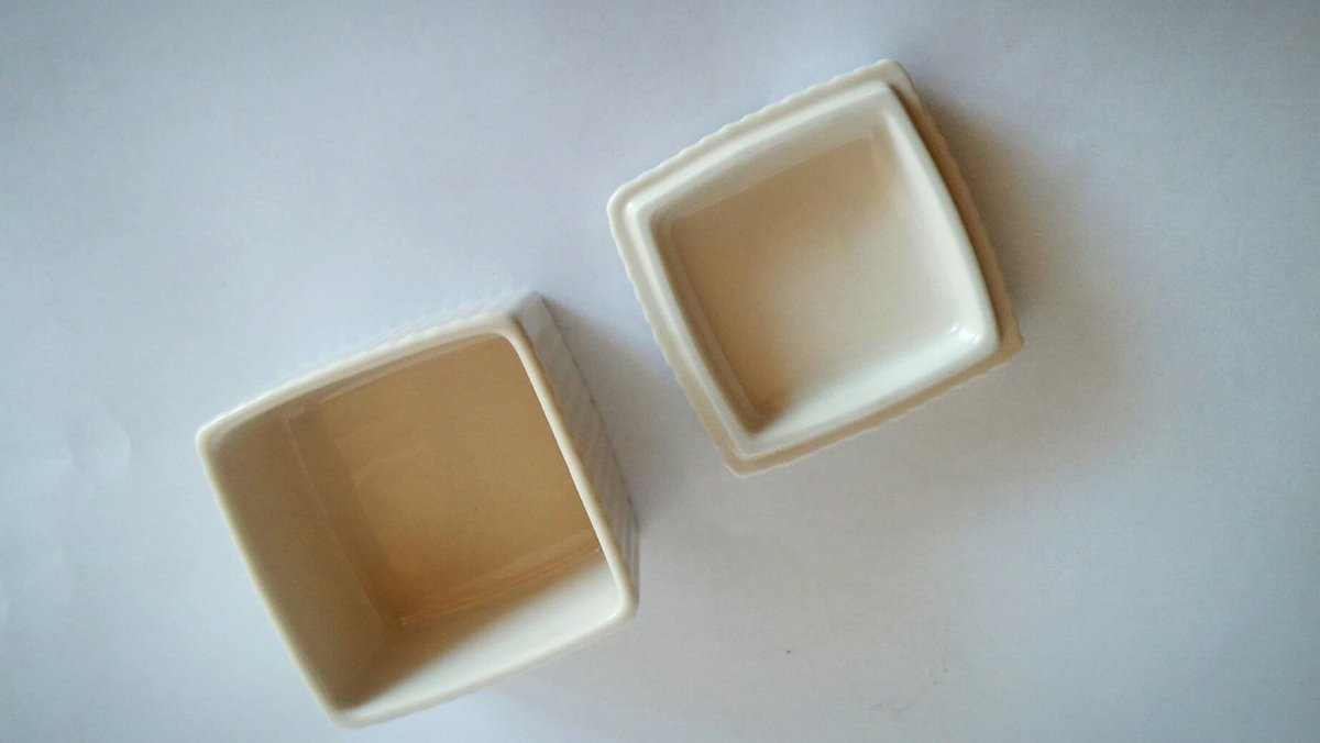 Abatevintage's tweet image. Vintage Avon Porcelain Ivory Trinket Box etsy.me/296Bg3h #Etsy #IvoryBox