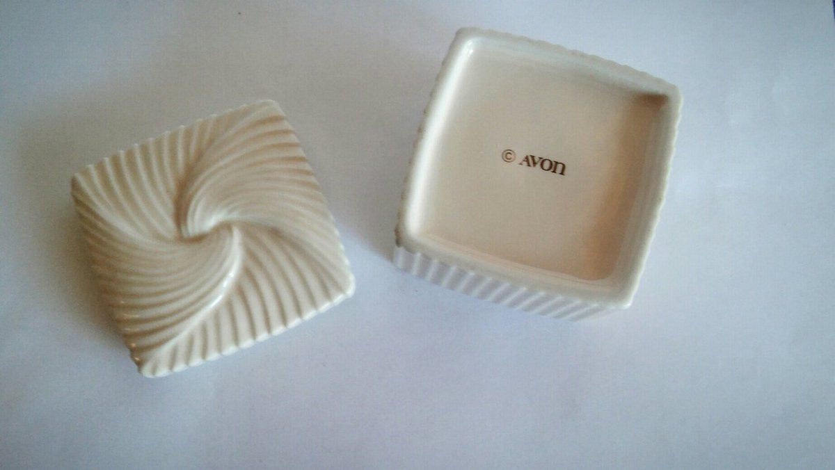 Abatevintage's tweet image. Vintage Avon Porcelain Ivory Trinket Box etsy.me/296Bg3h #Etsy #IvoryBox