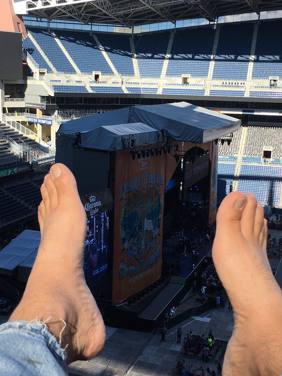 No shoes nation @ Century Link - home of the Seahawks #noshoesnation #KennyChesney #Seahawks