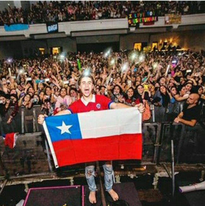 Team_Nash's tweet photo. Lo mejor y con mi país lindo 💖 #NashForever #Chile https://t.co/vrMuRuUu2V