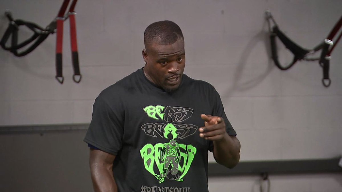Christine Michael passes on knowledge at running back camp #12SportsSETX #Seahawks #GigEm 12newsnow.com/sports/christi…