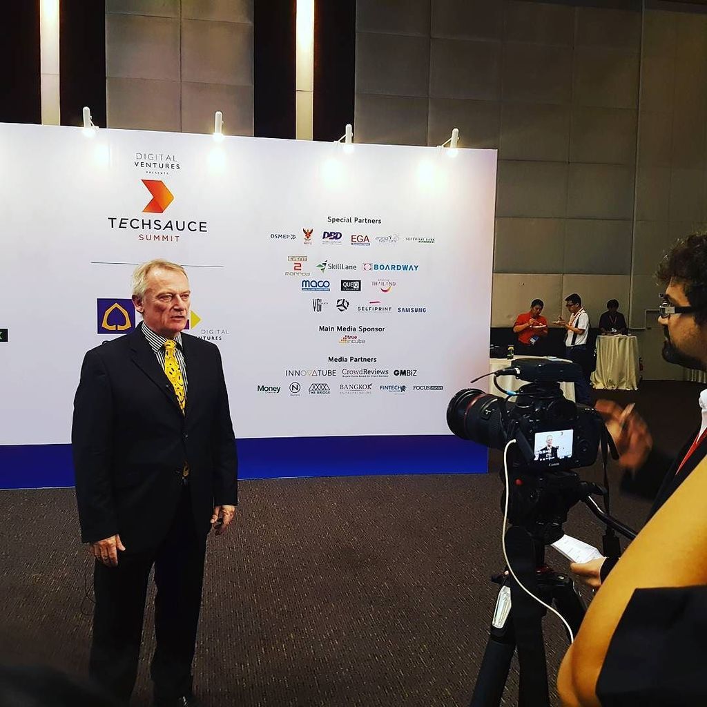 scottebales's tweet photo. @Chris_Skinner talking #sex #religon #politics and #blockchain #techsaucesummit2016 https://t.co/OyLbDLxX5k https://t.co/QV9J2lqaFQ