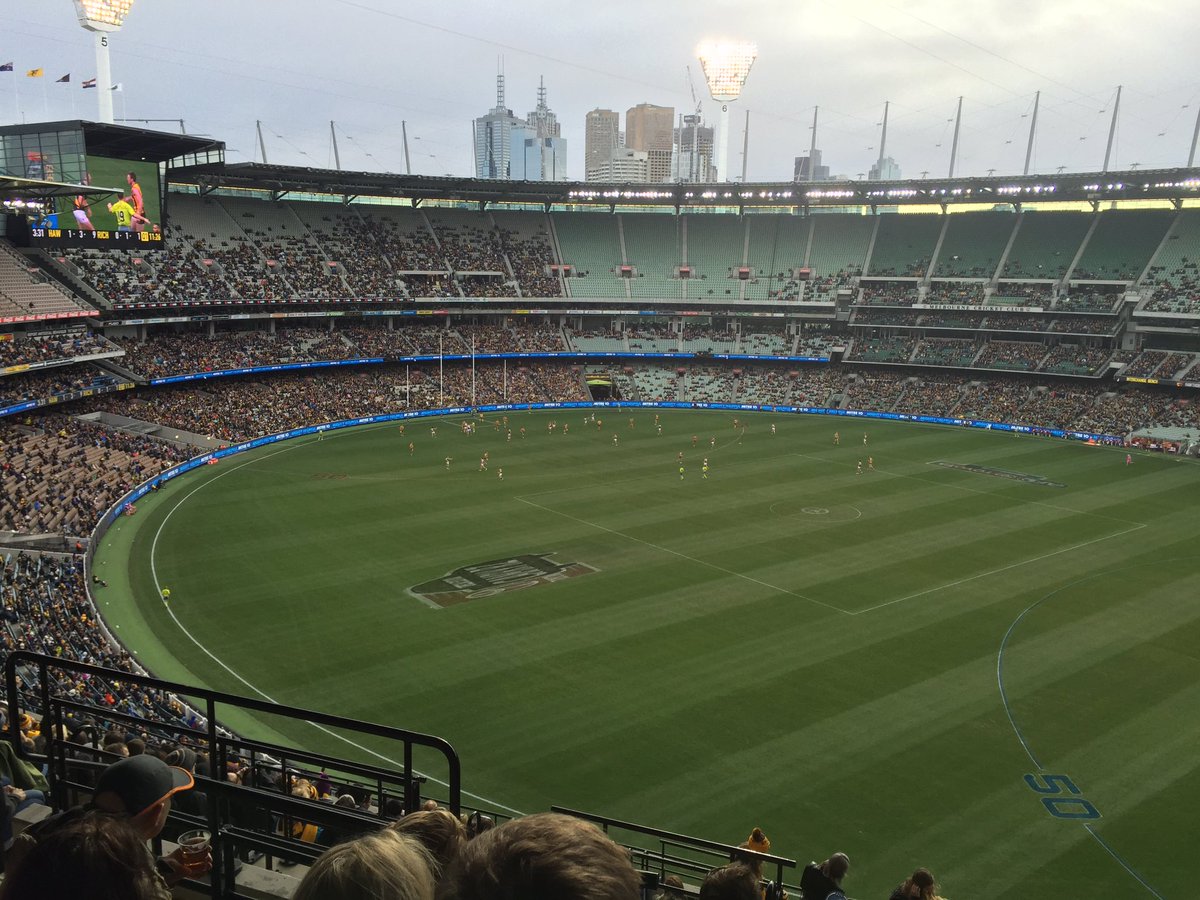 muziphone's tweet photo. #cold #mcg #hawks @fionasfc @ruby_mcdougall https://t.co/SxFJYb3wab