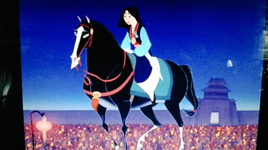 美女と野獣エリアのトイレは馬小屋 蹄鉄はあの有名キャラのもの