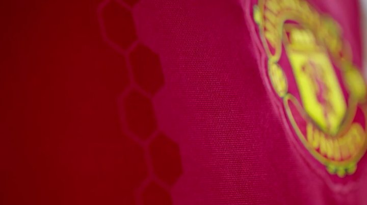 coolnotesix's tweet photo. Jika diamati lebih seksama, antara dua sisi warna dipisahkan oleh motif heksagonal seperti sarang lebah (honeycomb). https://t.co/sEeXN9oIWK
