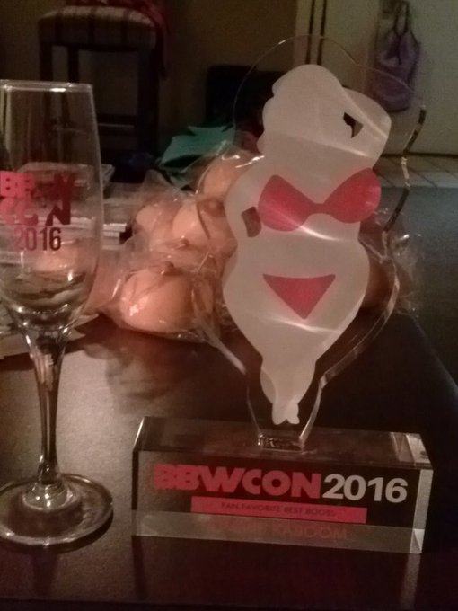 I won BEST BOOBS! Yay thanks for everyone that voted! Xoxo https://t.co/vYaBoBmx0M<a href="/tag/rt"class="tags"><span>#rt</span></a>