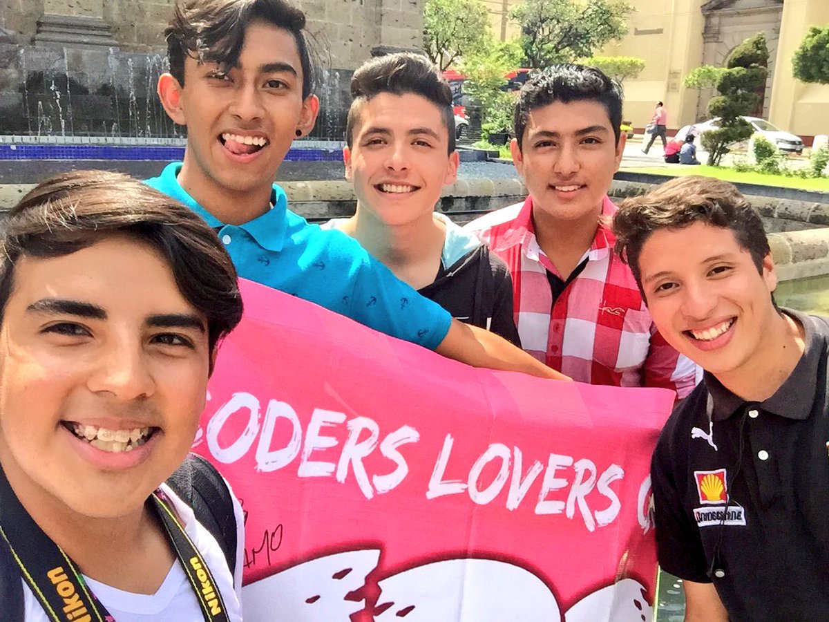 CodersLGDLOffic's tweet image. Los #CodersBoys presentes en el festejo para @soyalonsovillal ¡CELEBRANDO CON TODO! 😎🆑🎉 @JesusBlaife