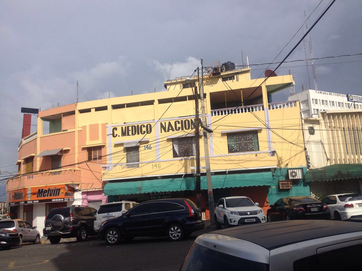 's tweet image. Residentes Villa Consuelo de acuerdo con cierre clínica; según dicen llevaba años practicando abortos. Más 11p.m.