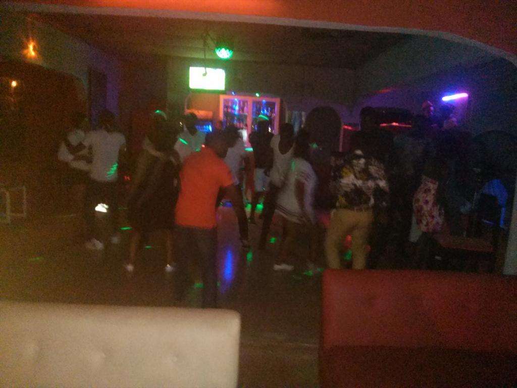 agenceclub's tweet photo. Les #V8Lovers manquent pas de chaleur ce soir... C'est l'Eté, on s'offre les meilleurs hits. #SummerVibes ★ #Team228 https://t.co/OaxxDVYOcK
