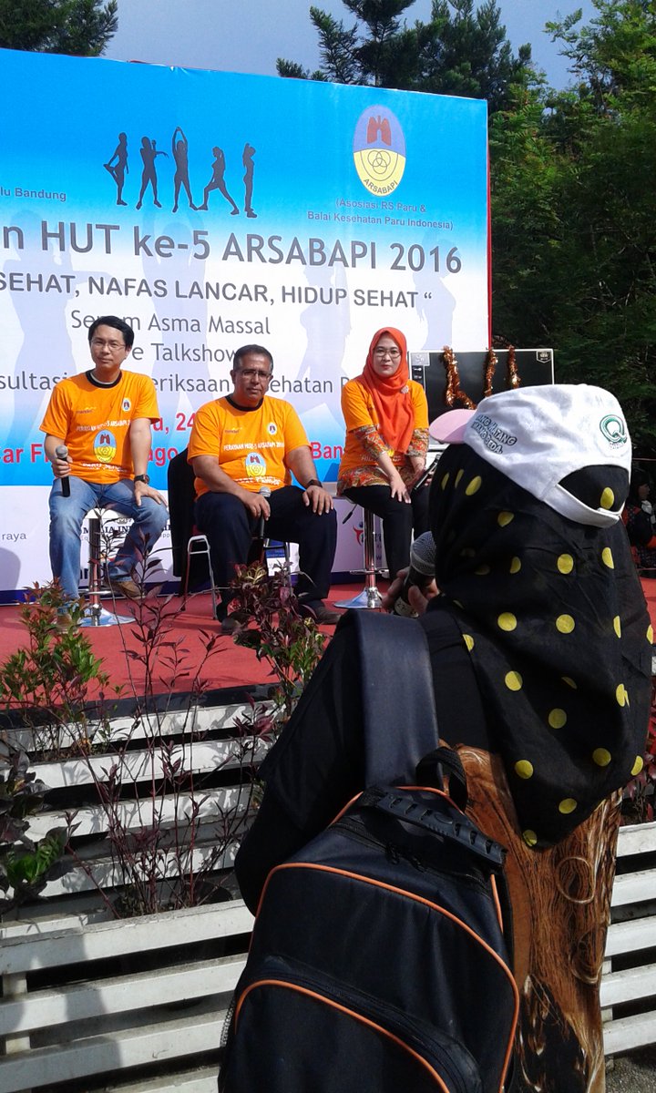 rsprotinsulu's tweet photo. Sesi tanya jawab live talkshow bersama Dokter Spesialis Paru @Bandung_Dinkes #BAKSOS #HUTKE5ARSABAPI https://t.co/18IUjILPhK