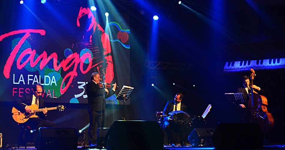 MuniLaFalda's tweet photo. El Quinteto Real acaba de presentarse en la 2da noche de Gala en el Festival de #Tango2016 https://t.co/EPrmJGaga4