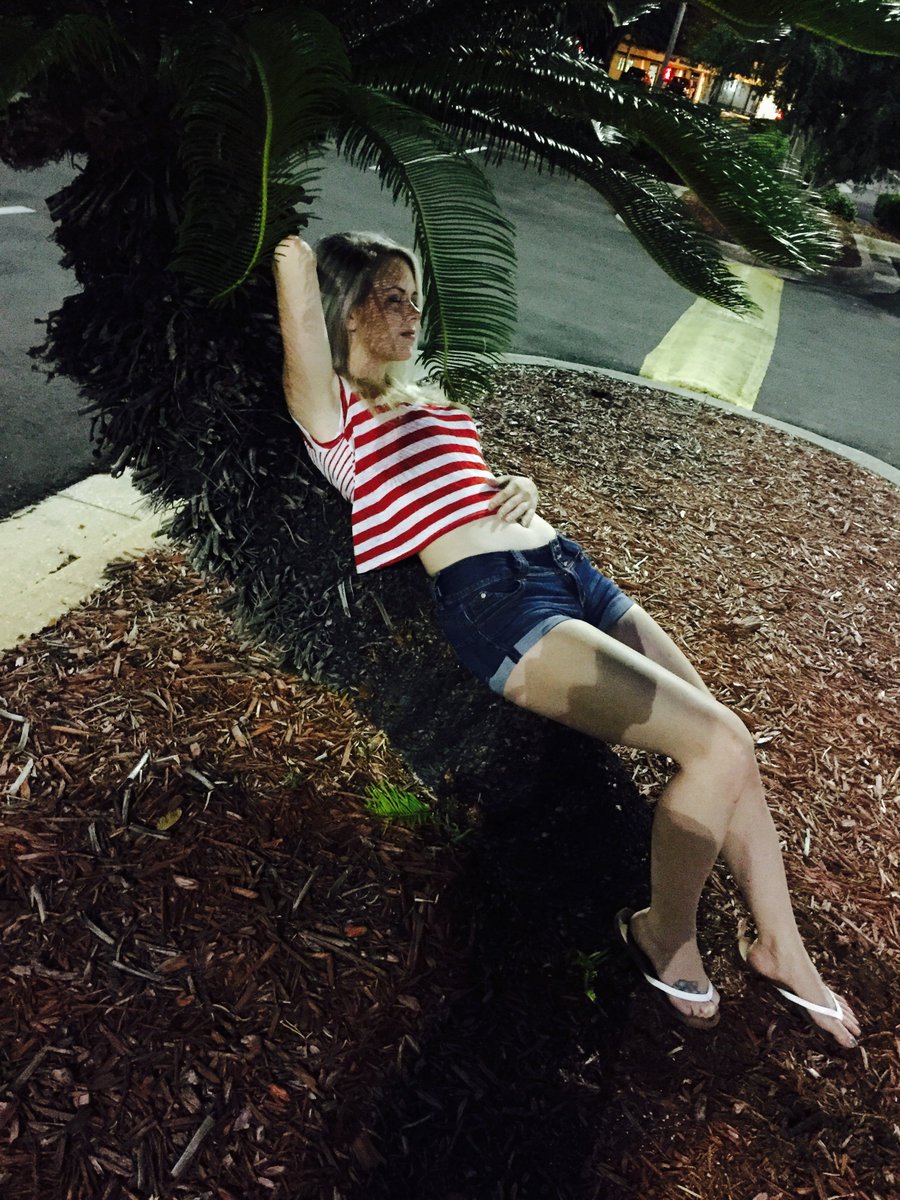 KaityPark's tweet photo. This palm tree practically invited me to chill. https://t.co/YbROqRZWLJ
