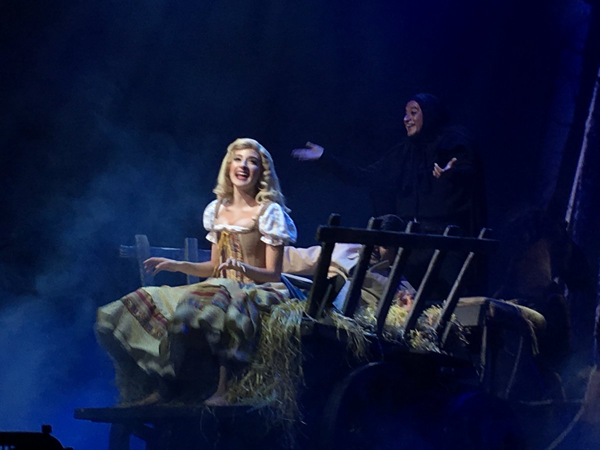 gouproducciones's tweet photo. ¡Lo que se está viviendo ahorita con @Cecidelacueva en su función de estreno! 👏🏻 @ElJovenFrank #ThisIsGou https://t.co/Qne2h8A3c7