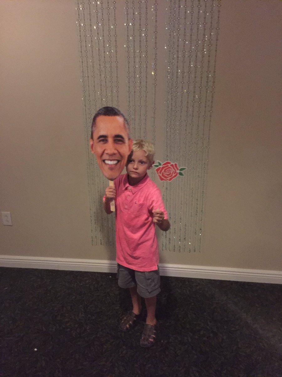 Cesarrivas80's tweet photo. .@WhiteHouse wedding in Wisconsin and the commander in chief is here 😀lol https://t.co/2o5y0OijbX