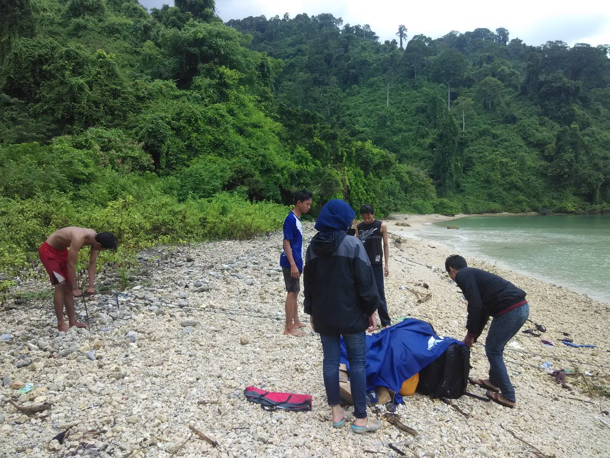 Wahyu_Chand26's tweet photo. Trip ke pulau tak berpenghuni yang istimewa #PugerJember #NusaBarong #PesonaIndonesia @myTrip_myAdvntr @indtravel https://t.co/kJjnUeS5IB