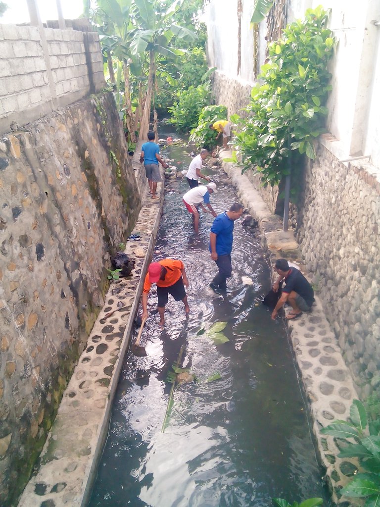 PudjoRatmoeko's tweet photo. kerja bhakti bersih bersih sungai bersama warga lateng ,@Kec_Banyuwangi ,@a_azwarnas https://t.co/rO9sYSWFd3