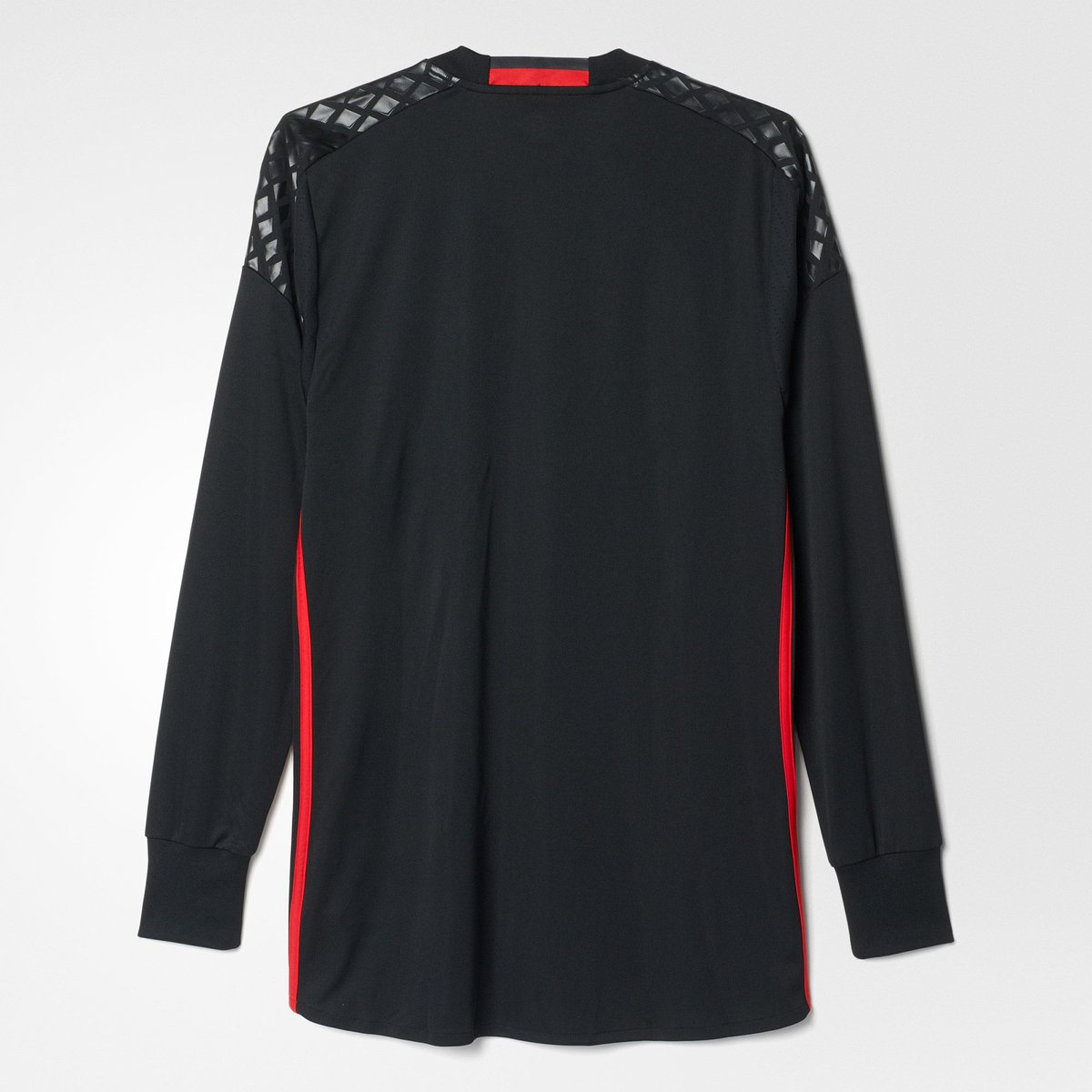 Red_Shop tweet picture