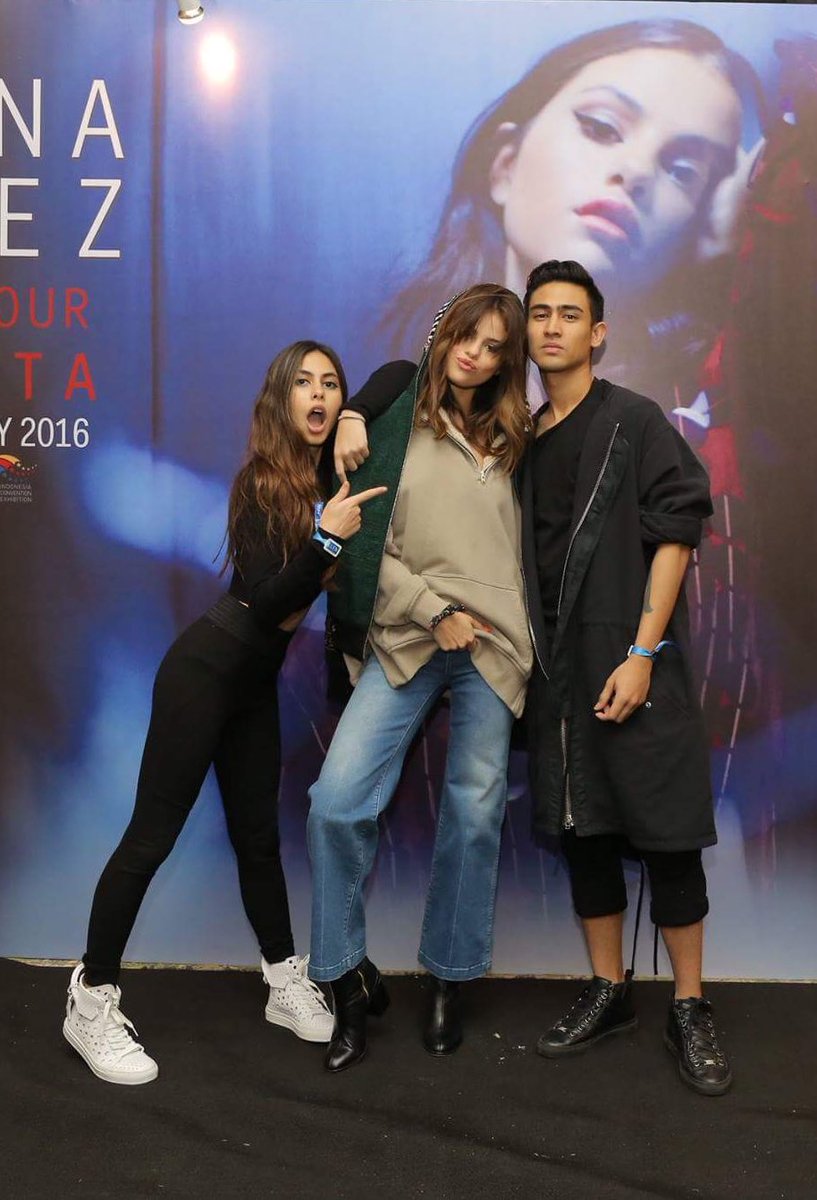SelenaGomezNews's tweet photo. Jakarta Meet &amp; Greet. 📸 https://t.co/p5c2fWJXvG