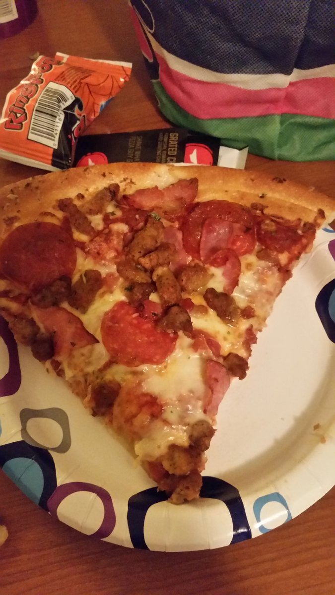 ExoBossKiller's tweet photo. Biggest piece of pizza slice I have eaten https://t.co/VGSYdowIme