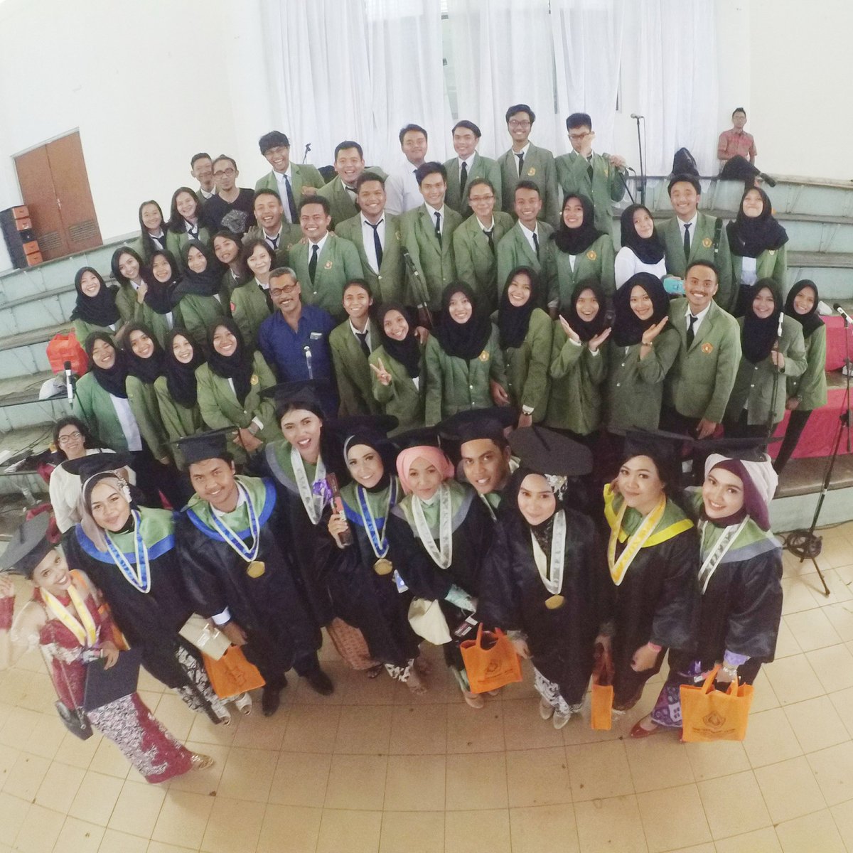 Happy Graduation kakak-kakak GWG Choir yg baru saja menjadi alumni 🎓 tetep support kita yaaa kakak-kakak 🙏😊