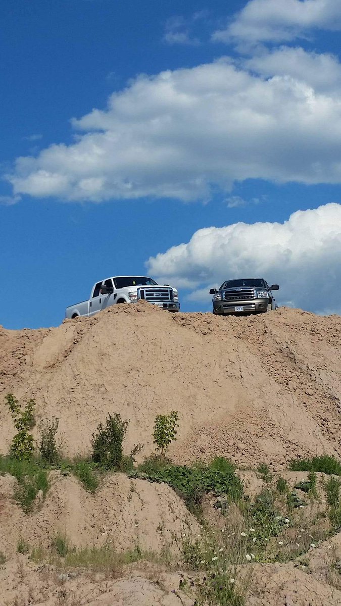 pitguy89's tweet photo. #ford #powerstroke #dodge #cummins #cruisindownthestreetinmy64 https://t.co/6WeC8B4GbT