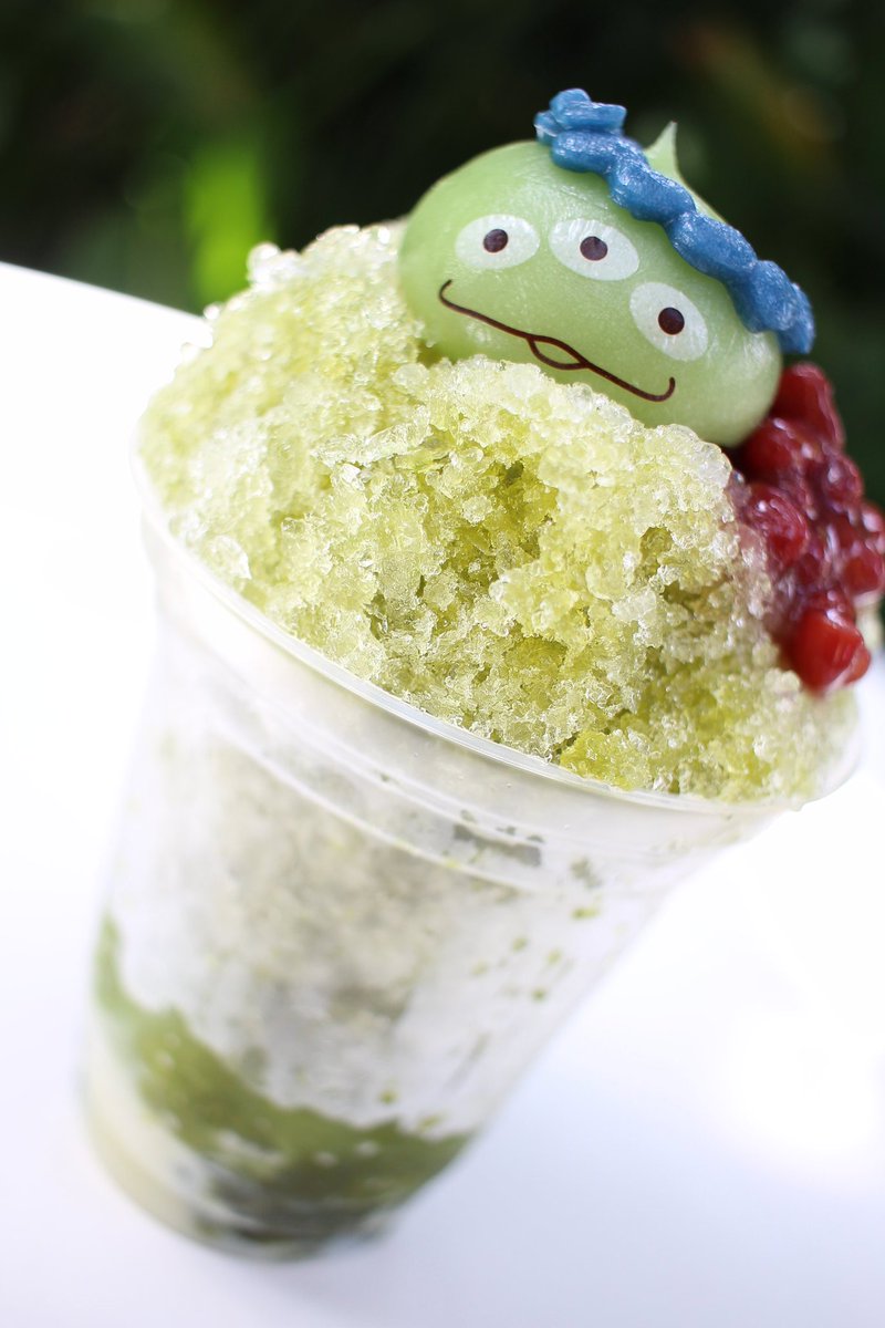 ディズニーランドのシェイブアイスに リトルグリーンまん が乗っかってるよ
