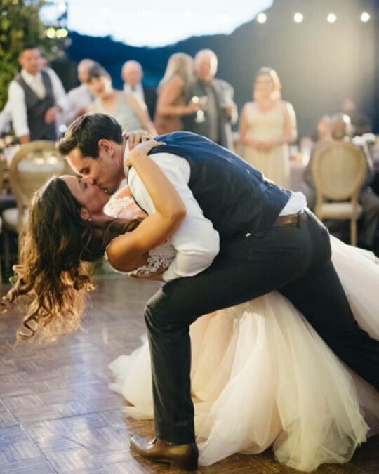 modish571's tweet image. A dip and a romantic kiss to get the night going!