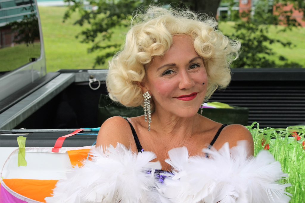 SandrinetteMM's tweet photo. I ran into Marilyn Monroe. Oops, I mean NDP MLA Lenore Zann. #hfxpride #HalifaxPride https://t.co/gdPdqe8POz