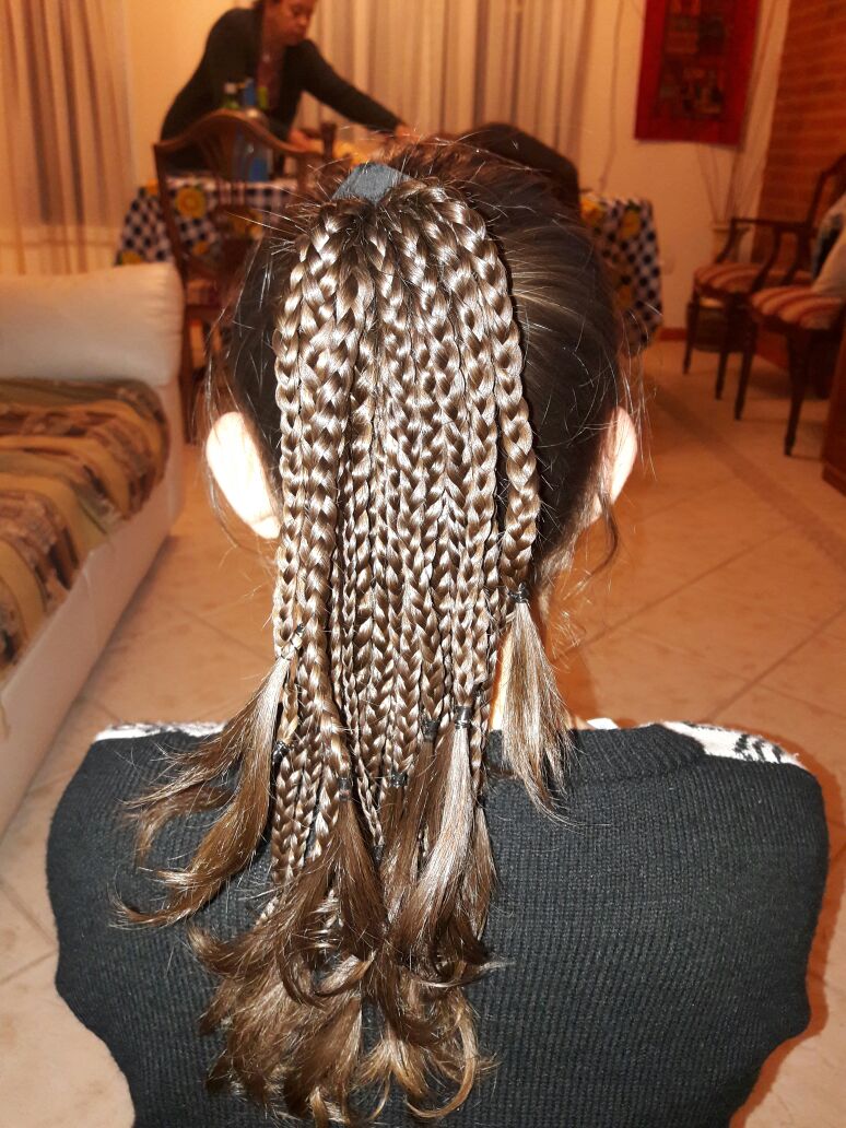 santidrojas's tweet photo. Tenes una novia bailarina y tenes q saber maquillar,ayudar a cambiarse en 10 segudos y tmb a peinarla #EsDeBailarin https://t.co/IQNnnjsmPv
