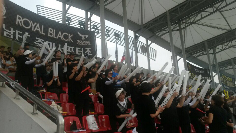 makia0306's tweet photo. #성남시 #여성축구 #도촌동 #성남fc 성남은 합니다! 승!리!합니다 도촌동 섬날 여성축구단이 성남fc줌마서포터즈와 함께 성남의 승리를 기원합니다!! https://t.co/JHhqaZRGWG