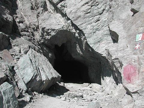 La galleria più antica delle Alpi è sul Monviso, tra Italia e Francia e, dopo i restauri, è di nuovo transitabile!