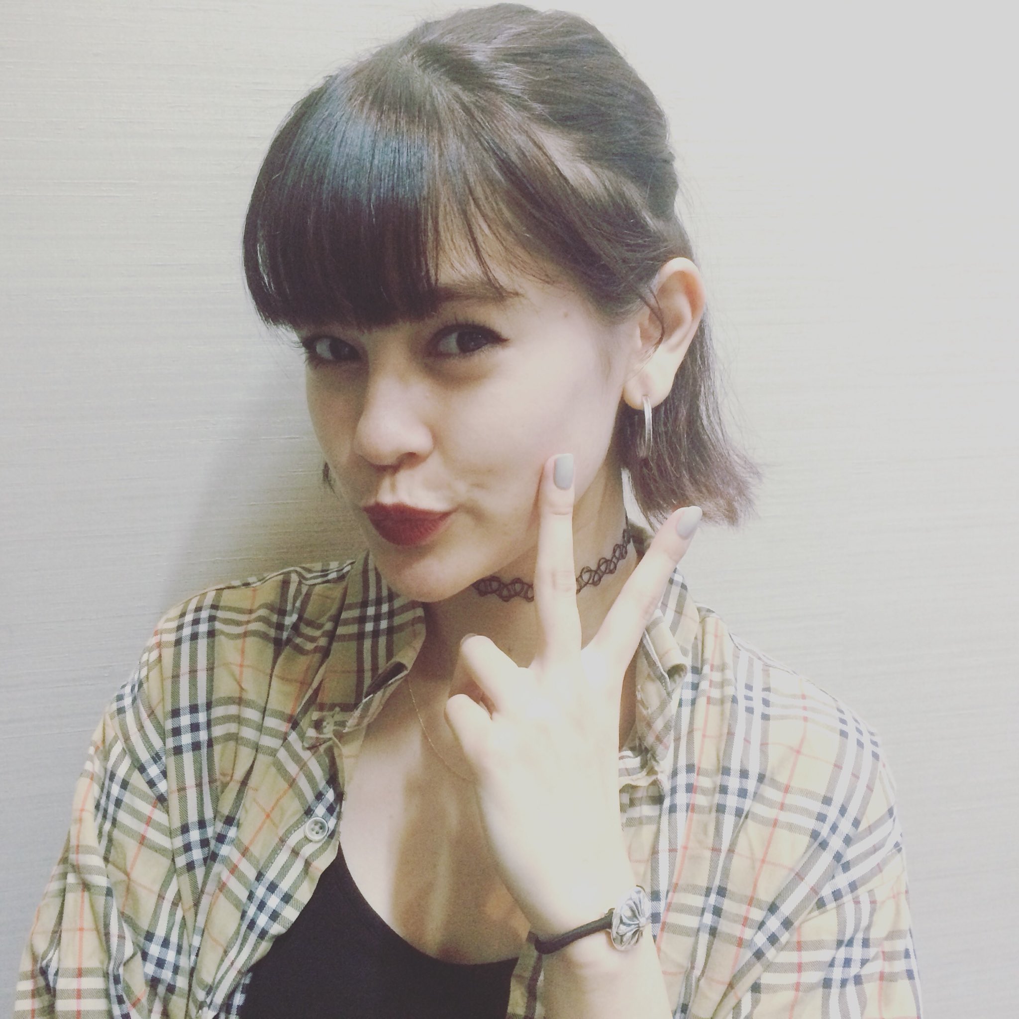 Vivi 今日はこんな感じ 腕に付けてるのはクロムハーツだよ Futabacks S Emmaに質問 Emmaちゃんが最近お気に入りの アクセサリー教えてください T Co 8yay6dhy7u Twitter
