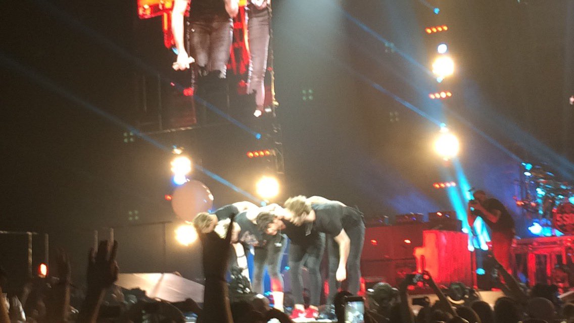 calumheartbreak's tweet photo. Some pics from tonight💞 https://t.co/Q0Ge91l4fL