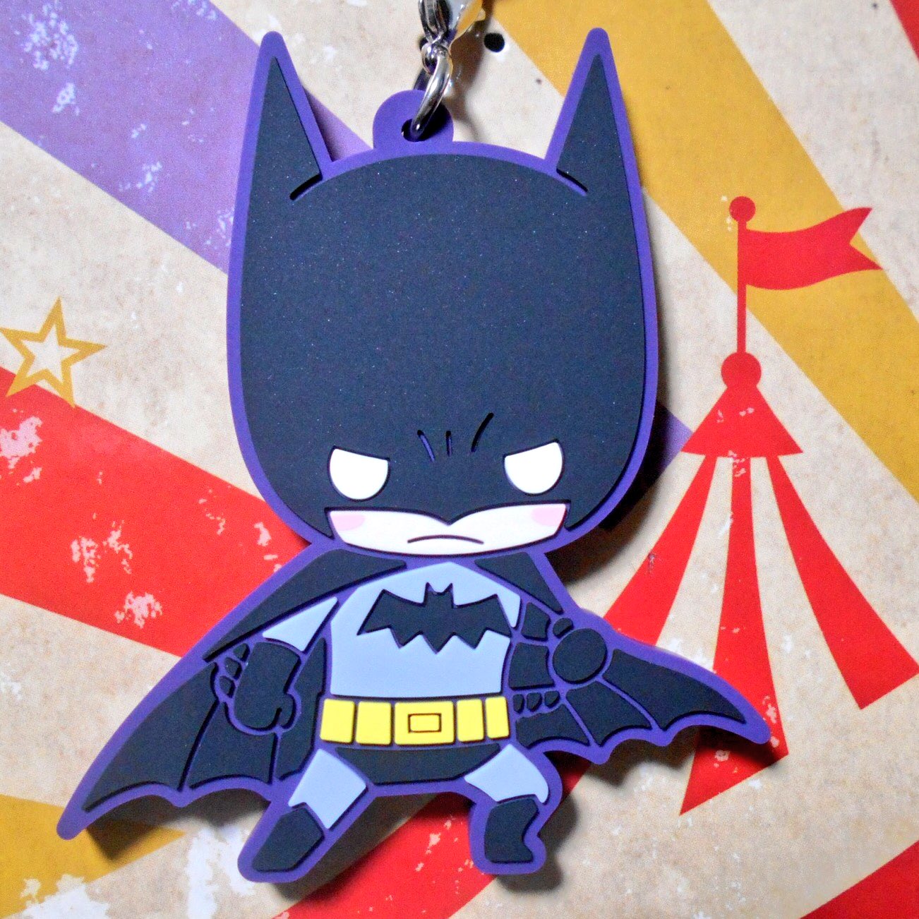 Sin Twitterren このバットマンとロビン 天使か ここまで可愛いダイナミックデュオをお迎えしたのは初めてかも笑 イラストを担当してるのはサクライ氏で大きさは約6cm フチの部分はサンプルだと白だったけど実際は紫になってた T Co Zpem8wjc46 Twitter