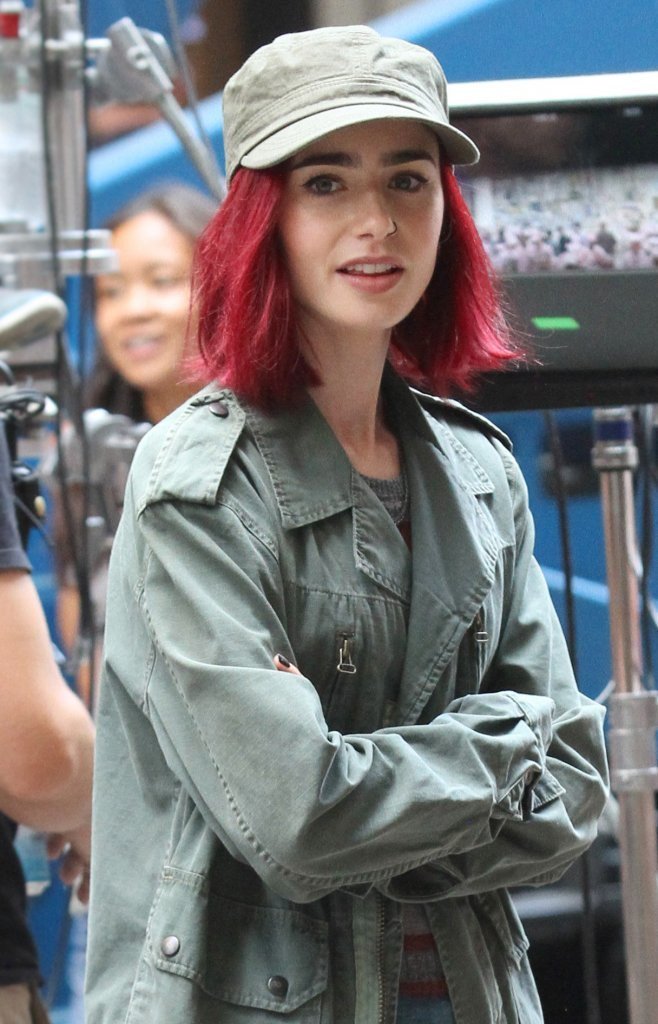 LilyjCollinsEN's tweet photo. #morepic Lily Collins on the set of the Okja in New York on 23.7.16 #1 https://t.co/Sase83rBxq