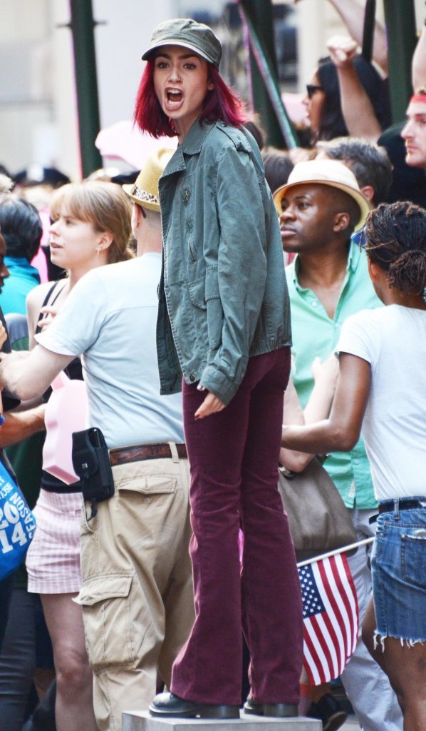 LilyjCollinsEN's tweet photo. #morepic Lily Collins on the set of the OKJA in New York on 23.7.16 #2 https://t.co/OvlKGo7kbm