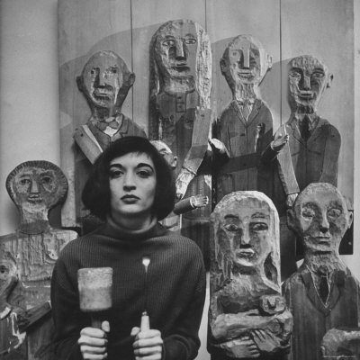 womensart1's tweet photo. Marisol Escobar (1930- 2016), French sculptor of Venezuelan heritage who created Pop art sculptures #womensart https://t.co/xTLWZ4TGNJ
