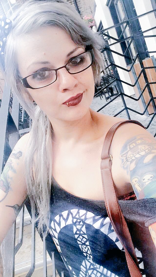 saskila88's tweet image. #knightandwilson @ColourFreedomUK #metallicglory #graphitegrey Wetherspoons dressed like a hippy apparently.