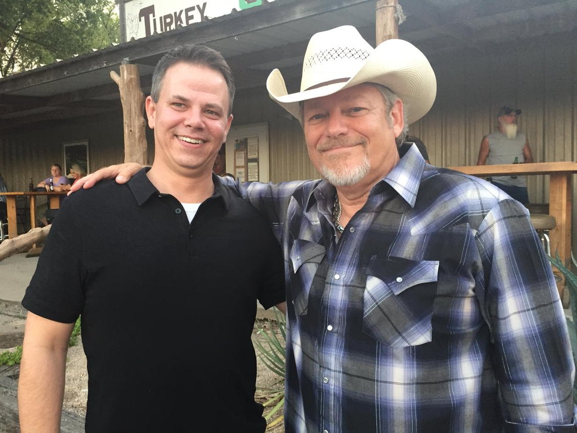 RestlessHeart__'s tweet photo. "Crowman" & Billy Mack from Hank FM welcome RH to Turkey Creek in Alvarado, TX; #billymack #hankfm #crowmanjam https://t.co/sMC0oxAXgp