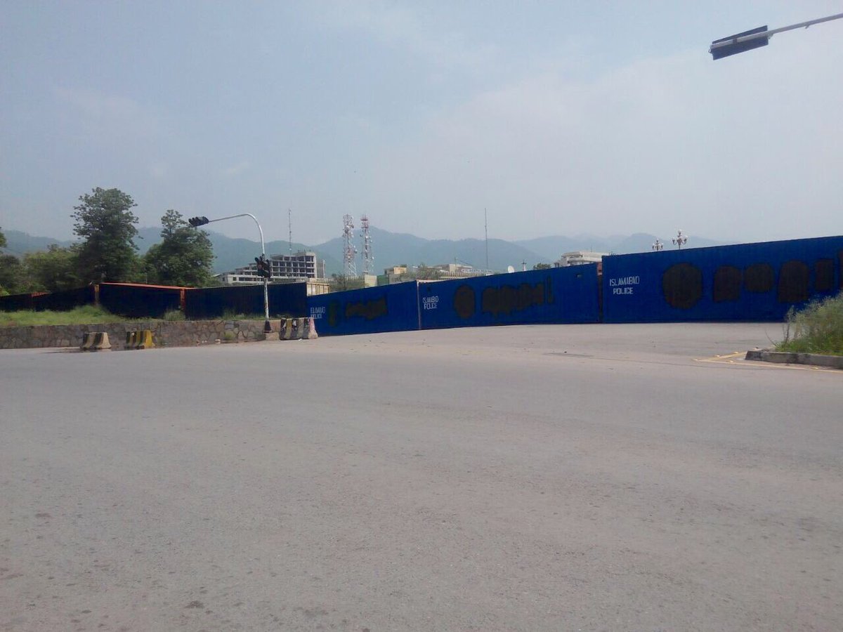 murtazasolangi's tweet photo. Containers don't contain protesters but only create hardships for motorists and common people. #BrainlessGovt https://t.co/eR5YML6IhA