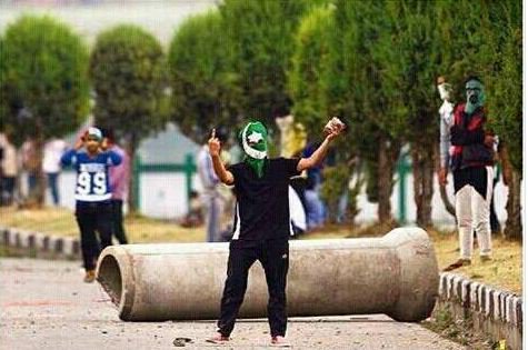 danishimtiaz122's tweet photo. thiS #khAsmiRi boY haD a perFecT "
messAgE foR thE indiaN #arMY "
in indiA ocupieD #kahsmiR ... " https://t.co/5hTpCp2icj