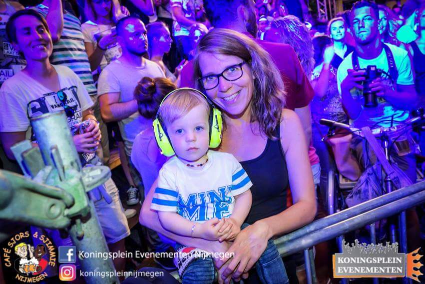 Margosaras's tweet photo. Nog aan het nagenieten van een fantastische vierdaagse week 😍 #vierdaagse #4df #nijmegen #vangrail #koningsplein https://t.co/OYmrnMTmwE