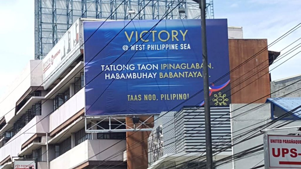 Simply_Clinton's tweet photo. #WestPhilSeaIsOurs
#CHExit
#StandStrongPH 
(Billboard courtesy of #TheSilentMajority) 
Please share &amp; make it trend https://t.co/JUjfsJjqmT