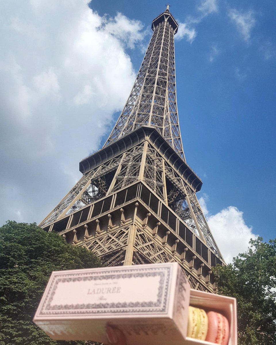 weelyns1's tweet photo. Paris // effiel tower and a little box of heaven 🗼 what a beautiful city, next stop Switzerland 🌍 Au Revoir Paris! https://t.co/UJWwyj7KIS