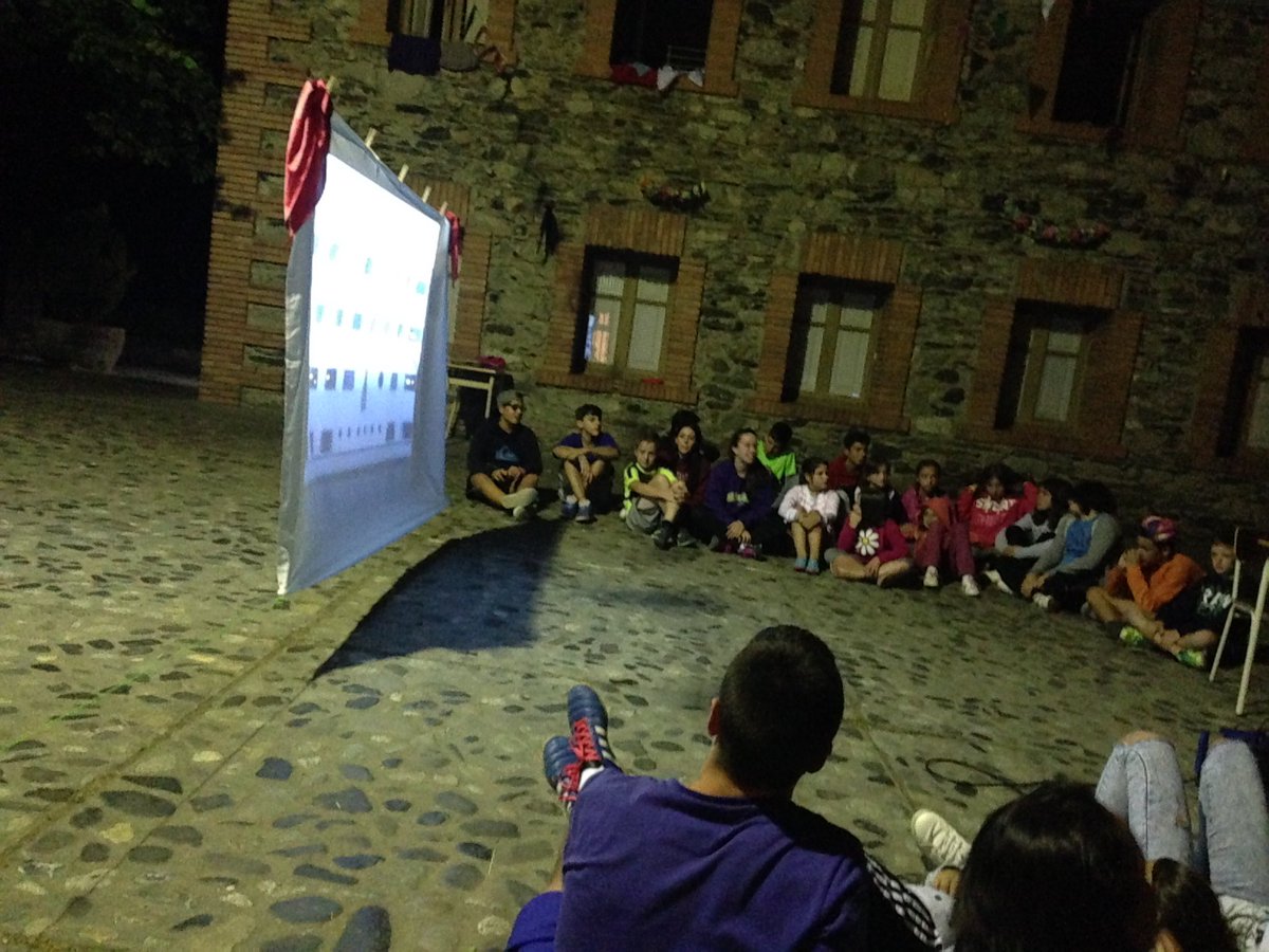 veranomsa's tweet photo. Ayer en el campamento guarrincana, guerra de agua y karaoke. #veranomsa #guayenbook #quenotecuentencuentos https://t.co/O0tRXnKGgA