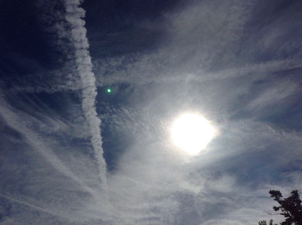 LondonChemtrail's tweet photo. #London #sky #thismorning is just terrible. #chemtrails #geoengineering https://t.co/eIFxmkqcyW