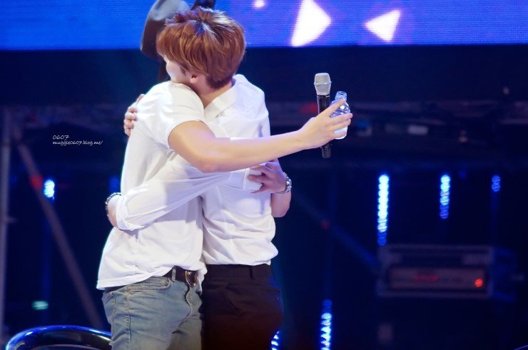 LeeJongsukID's tweet photo. people might make these two as rivals but they are indeed bestfriends and still support each other (credit on pic) https://t.co/r7Cb7HJLeY