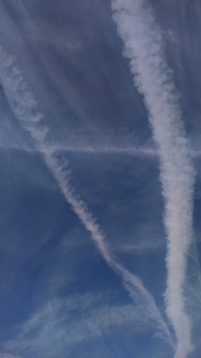 redding_red's tweet photo. London 24 July 
Look up, Notice anything? 
MASSIVE #chemtrails https://t.co/Jw2DZwPbp1